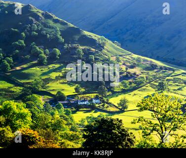 Bergbauernhof an der Spitze der Troutbeck Valley, nördlich von Windermere im Lake District National Park, Cumbria, England. Stockfoto