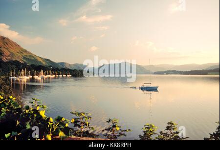 Ullswater, Nationalpark Lake District, Cumbria, England. Auf der Suche nach Südwesten in Richtung Howtown von Sharrow Bay. Segelboot Stockfoto