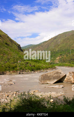 Szene am Fluss Sutlej. Der längste der fünf Nebenflüsse des Indus. Himachal Pradesh, Indien Stockfoto