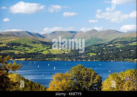 Nationalpark Lake District, Cumbria, England. Herbsternte über Windermere, die Wansfell und Ill Bell Fells oben Troutbeck Stockfoto