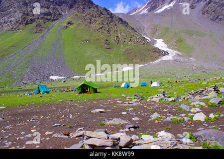 Farbenfrohe Zelte, die im Tal vom Trekker aufgestellt werden. Himachal Pradesh, Nordindien Stockfoto