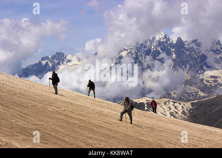 Trekker klettern auf den verschneiten Berg. Himachal Pradesh, Nordindien Stockfoto