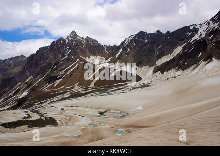 Gipfel der Snowclad Mountains. Himachal Pradesh, Nordindien Stockfoto