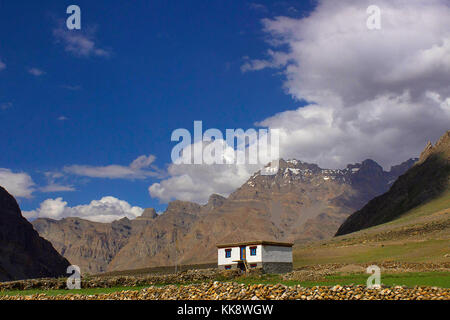 Ein traditionelles Haus in den Bergen. Himachal Pradesh, Nordindien Stockfoto