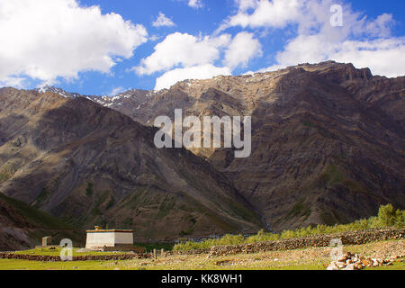 Ein traditionelles Haus in den Bergen. Himachal Pradesh, Nordindien Stockfoto