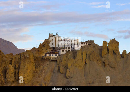 Himachal Siedlungen in den Badlands von Spiti. Himachal Pradesh, Nordindien Stockfoto