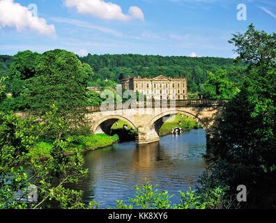 Chatsworth House in der Nähe von bakewell in der Nationalpark Peak District, Derbyshire, England. steinerne Brücke über den Fluss Derwent Stockfoto