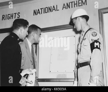 Foto von Oberstleutnant Scott, USMC, und John F. (Mike) Simmons auf der offiziellen Vorschau der Freiheit Zug aufweisen. Mit freundlicher Genehmigung der nationalen Archive, 1949. Stockfoto