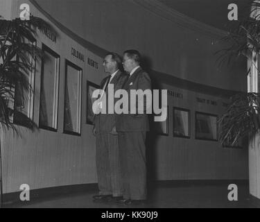 Foto von Dr. Wayne C. Grover, Rechts, Dr. Robert Bahmer, Links, auf der offiziellen Vorschau Freiheit Zug aufweisen. Mit freundlicher Genehmigung der nationalen Archive, 1949. Stockfoto