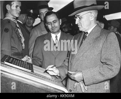 Foto von Präsident Harry S. Truman als Er unterzeichnet das Gästebuch der Freiheit. Mit freundlicher Genehmigung der nationalen Archive, 1948. Stockfoto