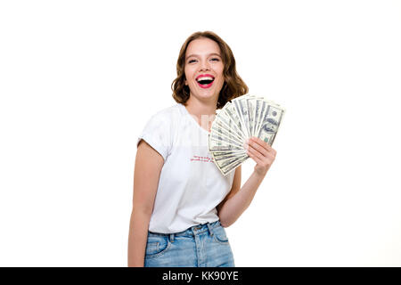 Portrait einer jungen erfolgreichen Girl holding Bündel geld Banknoten und Kamera auf weißem Hintergrund Stockfoto