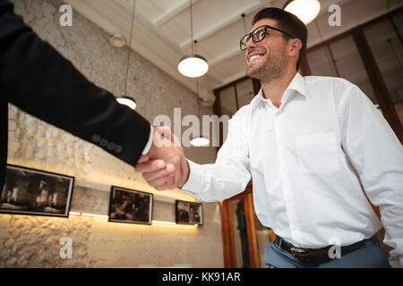 Nahaufnahme von zwei Geschäftsmänner Hände schütteln einen Deal drinnen zu machen Stockfoto