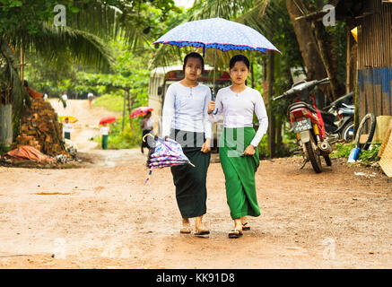 Zwei weibliche Schüler wandern in tagu zur Schule, einer kleinen Stadt, entlang der tanintharyi Fluss, die tanintharyi Region, im südlichen Myanmar. Stockfoto