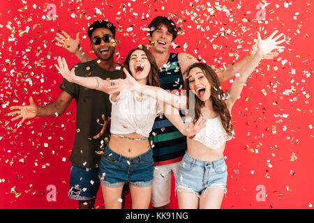 Portrait Of Happy fröhliche Gruppe von Multirassischen Freunde im Sommer Kleidung Spaß beim zusammen stehen und Feiern mit confetti isoliert Stockfoto