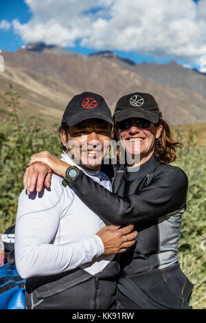 Mohit und Carolyn Syangbo auf einer Flussfahrt im STUMPFEN FLUSSTAL - ZANSKAR, LADAKH, INDIEN Stockfoto