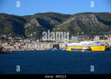 Mega Express 5 Bunkern/Tanken durch Cap Aiguades in Toulon, Côte d'Azur, Frankreich Stockfoto