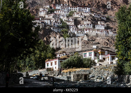 Das KARSHA GOMPA ist das größte buddhistische Kloster im STUMPFEN FLUSSTAL - ZANSKAR, LADAKH, INDIEN Stockfoto