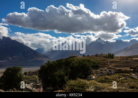 HIMALAYAN PEAKS und STUPAS ein Ridge in der Nähe von KARSHA MONASTERY in die STOD RIVER VALLEY - Zanskar, Ladakh, Indien Stockfoto