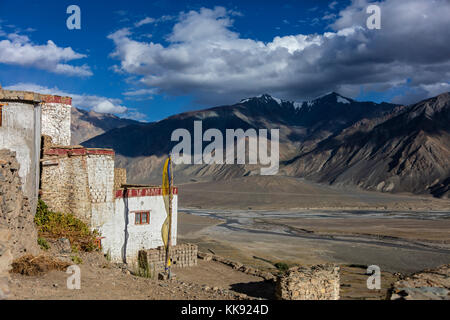 Das KARSHA GOMPA ist das größte buddhistische Kloster im STUMPFEN FLUSSTAL - ZANSKAR, LADAKH, INDIEN Stockfoto