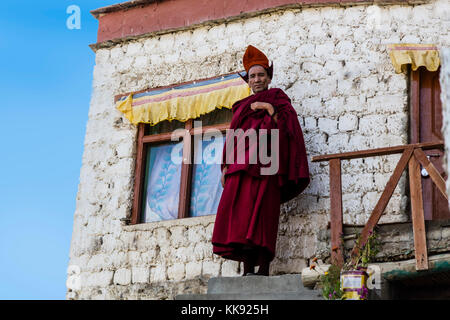 Ein buddhistischer Mönch in KARSHA GOMPA der größten buddhistischen Kloster in der STOD RIVER VALLEY - Zanskar, Ladakh, Indien Stockfoto