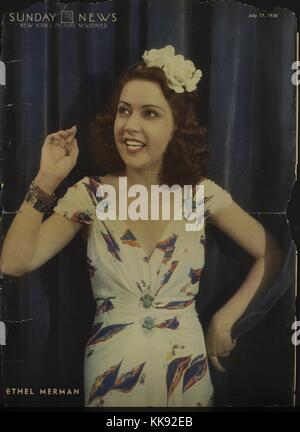 Ethel Merman, amerikanische Schauspielerin und Sängerin, die vor allem für ihre Stimme und Rollen im Musical Theater bekannt, trägt ein weißes Kleid mit lila Blumen Motiv, auf dem Cover der New York Sonntag Nachrichten, 1938. Von der New York Public Library. Stockfoto