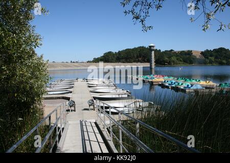 Ein Foto von einer Rampe zu angedockt Ruderboote und Tretboote am Layfayette Behälter entnommen, das Reservoir, von Natur aus Bereichen der Öffentlichkeit umgeben ist, wird das Foto entstand während einer Zeit, in der der Wasserspiegel im Behälter zu niedrig aufgrund einer lang andauernden Dürre wurden genommen, Contra Costa County, Kalifornien, 2014. Stockfoto