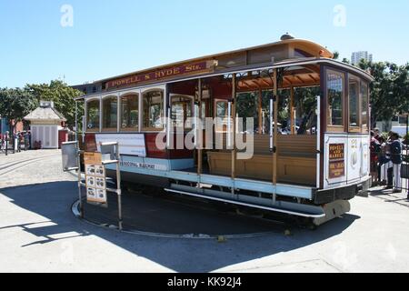 Ein Foto von einer Seilbahn auf einem Drehteller, eine Gruppe von Menschen warten auf die Seilbahn board, Plattenspieler an den Enden der Leitungen verwendet werden, um die Autos herum zu drehen, obwohl das Aussehen des Seins eine Antike der Powell Street Cable Car Nr. 21 im Jahr 1992 abgeschlossen wurde, die Seilbahnen wurden zuerst in den Service in die Stadt 1873, San Francisco, Kalifornien, 2014. Stockfoto