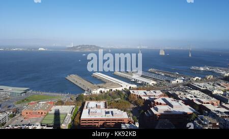 Ein Foto von der Hafen von San Francisco und der San Francisco-Oakland Bay Bridge, die Bereich enthält die Embarcadero, Fisherman's Wharf, Ferry Building und ein MLB Baseball Stadium zusammen mit anderen Unternehmen und Attraktionen, die Brücke sowie verbindet mit Yerba Buena Insel und mit Oakland, San Francisco, CA, 1926. Stockfoto