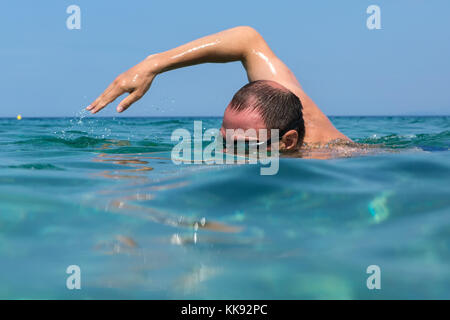 Touristische Mann im Schwimmen Sport Brille schwimmt im Ägäischen Meer an der Küste der Halbinsel Sithonia Stockfoto