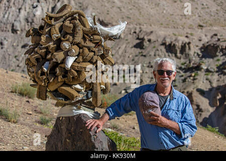 Keith Leslie posiert mit BLAUEN SCHAFHÖRNERN in der ZANSKAR-SCHLUCHT unterhalb des Dorfes Nyerak - ZANSKAR, LADAKH, INDIEN Stockfoto