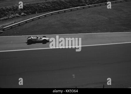 Rennfahrer Pedro Rodriguez Auto 48, durch die Cooper Car Company, während eine Qualifying-runde für das Indianapolis 500-Rennen in Indianapolis Motor Speedway, Indianapolis, Indiana, 30. Mai 1963. Stockfoto