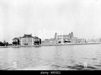 Ein Foto von Ellis Island von der Upper New York Bay, dem großen Gebäude auf der linken Seite ist das Krankenhaus Gebäude wurde es verwendet, um Einwanderer, die krank waren, wenn sie geheilt werden konnten, durften sie in den Vereinigten Staaten anders waren sie wieder in ihre Heimat geschickt, die weitläufige Gebäude auf der rechten Seite ist die Einwanderung Prüfplatz, zwischen 1892 und 1954 über 12 Millionen Einwanderer über Ellis Island bearbeitet wurden, so dass es den verkehrsreichsten Punkt der Einwanderung in das Land, New York, 1907. Von der New York Public Library. Stockfoto