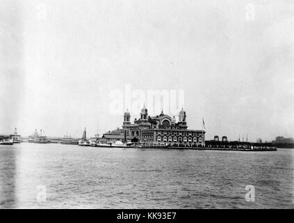 Ein Foto in der Upper New York Bay von der Außenseite des Ellis Island Immigration Prüfplatz, der französischen Renaissance Revival Gebäude mit roten Ziegeln und Kalkstein Verkleidung konstruiert wird, das Gebäude wurde erstmals am 17. Dezember 1900 eröffnet, ist im Jahr 1954 war nach der Verarbeitung über 12 Millionen Einwanderer die Einreise in die Vereinigten Staaten geschlossen, Türme können an den Ecken des zentralen Teil der Struktur, der gesehen werden, New York, 1907. Von der New York Public Library. Stockfoto