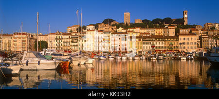 Der Alte Hafen und Le Suquet in der frühen Morgensonne, Cannes, Côte d'Azur, Französische Riviera, Frankreich Stockfoto