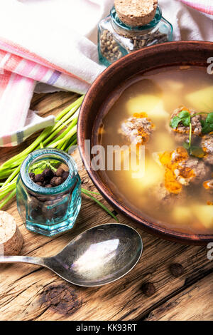 Fleisch Suppe in einem Ton Teller auf einem alten hölzernen Hintergrund Stockfoto