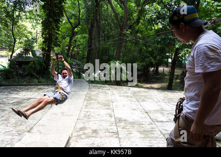 Ein Tourist geht im Wald mit dem Zip-Lining. Ciudad Valles, San Luis Potosí. Mexiko Stockfoto
