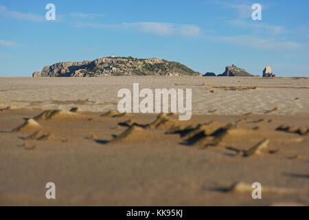 Die Medes Inseln Marine Reserve am Horizont von einem sandigen Boden am Strand von Estartit, Costa Brava, Katalonien, Spanien, Mittelmeer Stockfoto