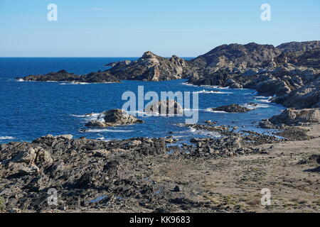 Wilde Felsküste im Naturpark Cap de Creus, Mittelmeer, Spanien, Costa Brava, Katalonien, Girona Stockfoto