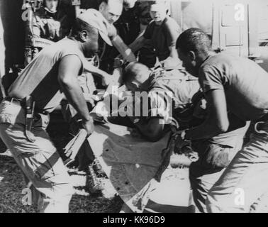 Schwarz-weiß Foto eines Fallschirmjäger von der 101St Airborne Brigade, die Mund-zu-Mund-Beatmung zu einem verletzten Soldaten auf einer Bahre, 1967 durchgeführt werden. Von der New York Public Library. Stockfoto