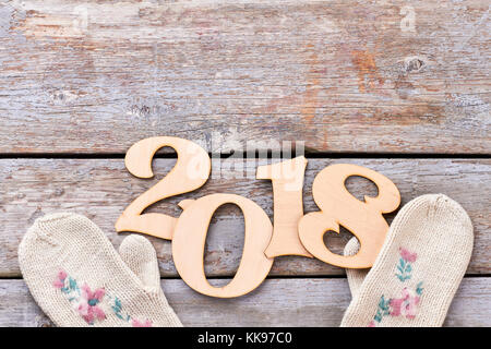 Schneiden Sie Holz- Nummer 2018 und Handschuhe. Stockfoto