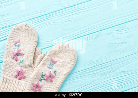 Paar wollene Handschuhe auf Holz- Hintergrund. Stockfoto