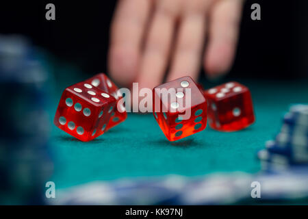 Bild von Würfeln, Chips, Palm in Casino am grünen Tisch Stockfoto