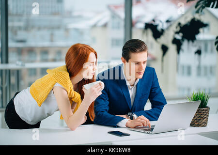 Unternehmerin und Unternehmer sprechen bei der Arbeit im Büro Stockfoto