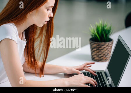 Frau Tippen auf Laptop am Arbeitsplatz Frau in home office hand Tastatur arbeiten Stockfoto