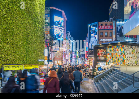 SEOUL, SÜDKOREA - 26. NOVEMBER 2017 : Menschen, die nachts in der Einkaufsstraße Myeong-dong spazieren gehen, Seoul, Südkorea Stockfoto