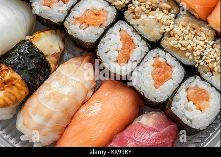 Mehrfarbige Brötchen und Sushi Reis, Kaviar und Lachs, Aal, Forellen auf den Tisch im Hintergrund. Stockfoto