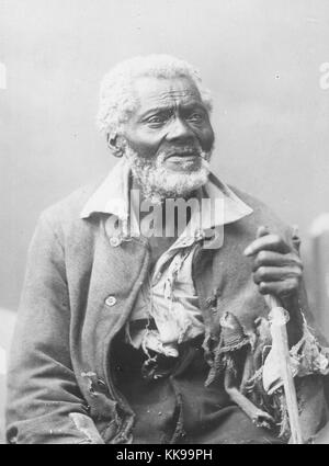 Sepia studio Portrait eines reifen Afrikaner - Mann, in der zerfetzten Kleidung, Untertiteln, 'Onkel Harmon Vann, 104 Jahre alt, Huntsville, Alabama', 1898. Von der New York Public Library. Stockfoto