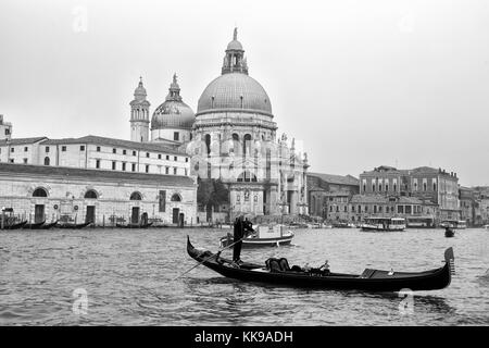 Venedig (Venezia), Italien, Oktober 18, 2017 - schöne Aussicht auf einem traditionellen Gondel am Canal Grande mit historischen Basilika di Santa Maria della Salute Stockfoto