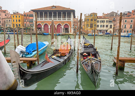 Venedig (Venezia), Italien, Oktober 18, 2017 - schöne Aussicht der traditionellen Gondeln am Canal Grande in Venedig, Italien Stockfoto