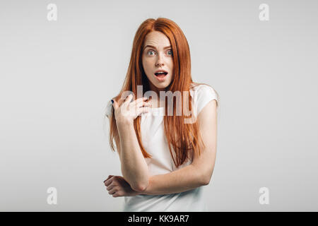 Nahaufnahme Portrait von überrascht glücklich Sommersprossige rothaarige Mädchen. Stockfoto